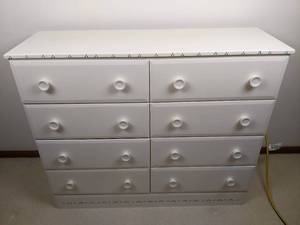 lot 76 image: Classic White 8 Drawer Dresser