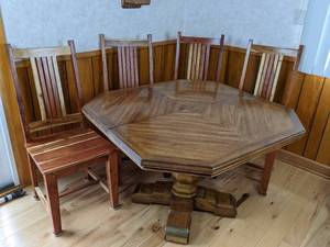lot 3 image: Very Nice Pedestal Dining Table with Leaf and Four Dining Chairs