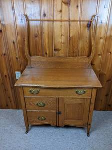 lot 80 image: Vintage Wooden Dry Sink with Towel Rack