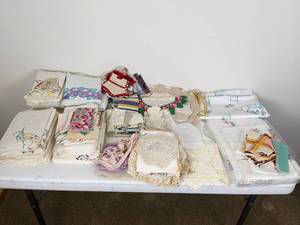 lot 66 image: Assortment of Kitchen Linens Tableclothes, Napkins, Placemats, Etc. 