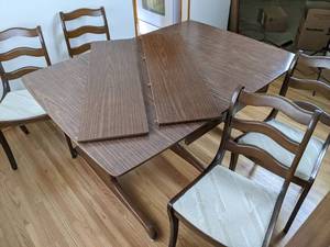 lot 7 image: Vintage Mid Century Drop Leaf Dining Table with 2 Leaves and 4 Chairs