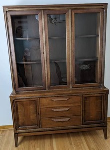 lot 5 image: Vintage Bassett Furniture China Hutch