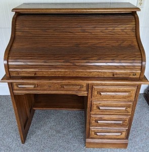 lot 20 image: Lovely Roll Top Desk with Key