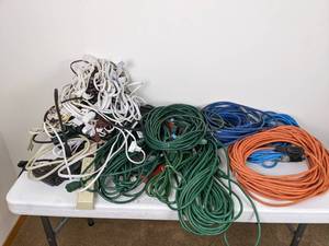lot 113 image: Multiple sets of Extension Cords, Power Strips, and Timers