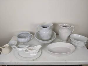 lot 128 image: Assorted White Gravy Boats, Pitchers, and Serving Dishes