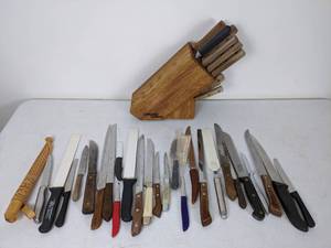 lot 139 image: 30 Assorted Kitchen Knives, Chicago Cutlery Knife Block, Honing Steel