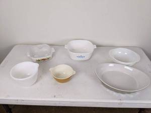 lot 149 image: Vintage Corning Ware, Crofton Stoneware, Pyrex Dishes