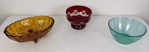 lot 151 image: Trio of Beautiful Vintage Glass Bowls