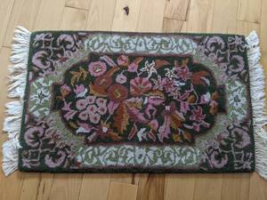 lot 160 image: Beautiful 22 x 40 Decorative Kingsley House Rug with Fringe