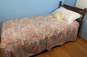 lot 43 image: Vintage Colonial Style Twin Sized Headboard and Frame