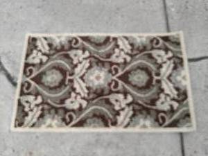 lot 179 image: Handtufted Wool Rug from India 27 x 45