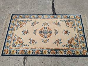 lot 180 image: Small Persian Style Area Rug, 3 x 5