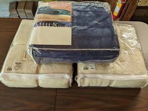 lot 181 image: NEW Vellux QueenKing Blanket, 2 NEW Cashma Soft Fleece Blankets 90 x 90