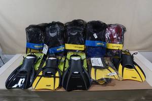 lot 120 image: US Divers Fins, Travel Series