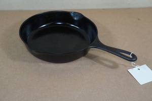 lot 150 image: Vintage Wagner Ware Cast Iron Skillet