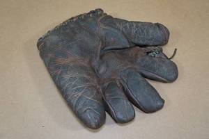 lot 165 image: Antique Reach Baseball Glove