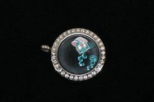 lot 211 image: Origami Owl Silver Tone Pendant