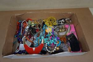 lot 216 image: Assorted Costume and Fashion Necklaces