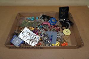 lot 219 image: Assorted Earrings