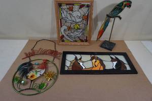 lot 243 image: Assorted Glass Dcor