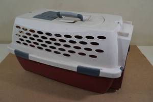 lot 259 image: Plastic Pet Carrier Crate
