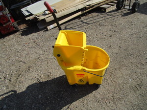 lot 90 image: Rubbermaid Mop Bucket