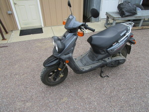 lot 4 image: 2005 Yamaha Zuma Sport Scooter