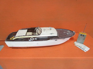 lot 152 image: RC Boat