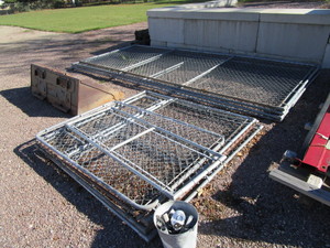 lot 21 image: Dog Kennel Fence Pcs & Connectors