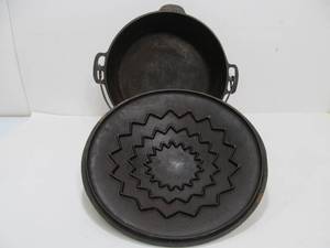 lot 54 image: Old Vintage WAGNER Ware Cast Iron Drip-Drop Round Roaster 