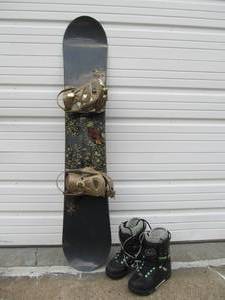 lot 10 image: Nice Condition Snowboard wBoots