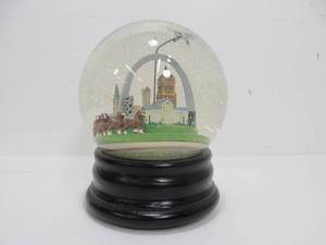 lot 15 image: Battery Operated SAINT LOUIS Motion Snow Globe