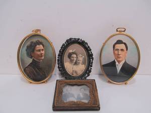 lot 21 image: 4 Antique Photographs