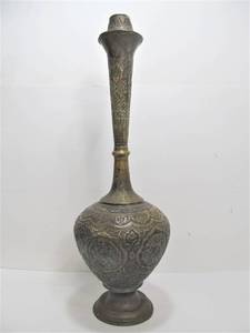 lot 26 image: LARGE Middle Eastern Hammered Copper Vase