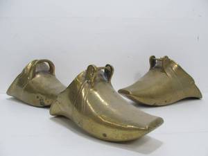 lot 27 image: 3 Vintage Solid Brass Dutch ShoeClog Wall Pockets
