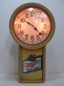 lot 133 image: Working Vintage Miller High Life Lighted Beer Sign Clock