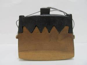 lot 173 image: Hand Carved Wooden Sawtooth Purse