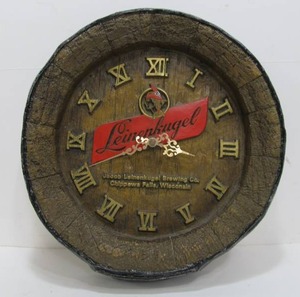 lot 183 image: Working Vintage LEINENKUGELS Barrel Advertising Beer Clock