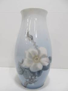 lot 190 image: Vintage Bing & Grondahl Denmark Signed Vase