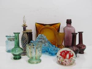 lot 241 image: Nice Colorful Lot of Vintage Small Glassware