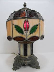 lot 279 image: Stained Glass Table Lamp