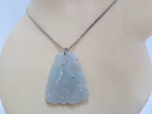 lot 313 image: Lovely Vintage Chinese Carved Stone Pendant Necklace