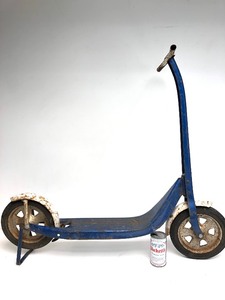lot 332 image: Larger 1960s Blue RADIO Scooter 