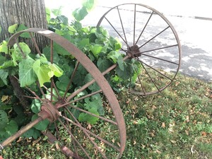 lot 343 image: Large Set of Antique Iron Wagon Wheels w Axle