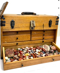 lot 5 image: Antique Machinists Chest FULL of Lapidary Quality Stones Gemstones Agates etc