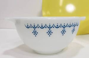 lot 338 image: Lot of Vintage Kitchenware Pyrex and Fire King