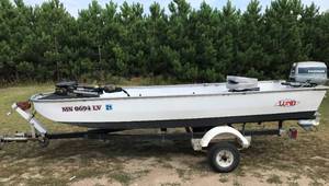 lot 2 image: 1981 Lund American 14 1 Boat w Trailer