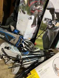 Mix Lot of assorted Golfing Equipment, Customer Returns - Review all pictures