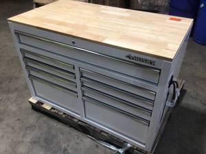 lot 32 image: Husky  Rolling Tool Chest Customer Returns See Terms on Auction