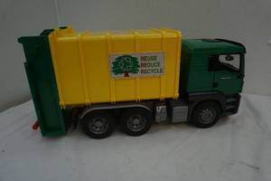 Garbage truck toy